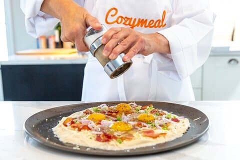 Faça pizza Italiana e pão em um restaurante no centro histórico