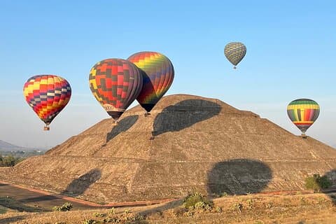 Ballongtur med henting i Mexico by + frokost + pyramider