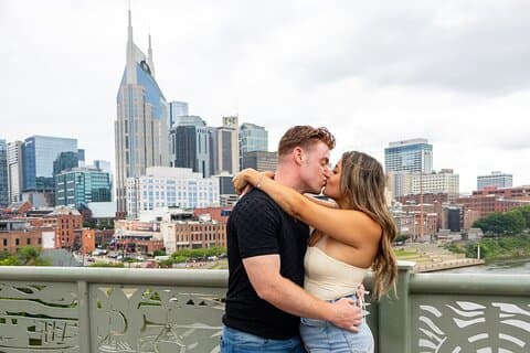 Sesión de fotos para parejas románticas en la orilla del río Nashville