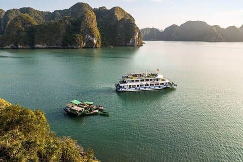 Halong Bay Deluxe Day Cruise: Lunch, Kayaking & Cave Exploration