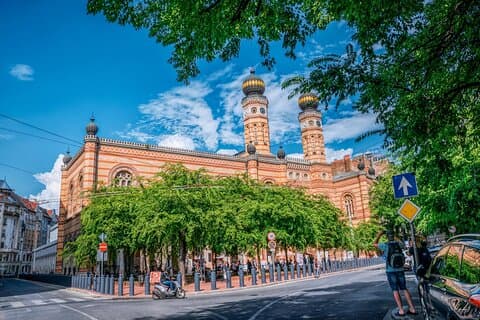 Budapest Jewish Quarter and Synagogues Tour with Transport