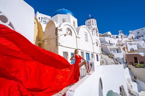 Flying Dress Photoshoot Santorini - Kreuzfahrtschiff Passagiere