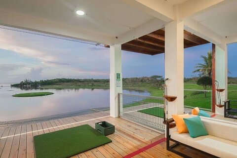Roatan Top Golf at The Black Pearl Clubhouse Range