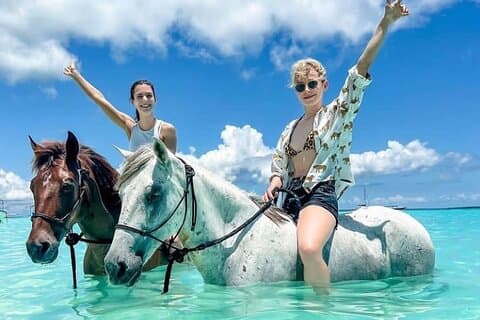 Simma med hästar Upplevelse på stranden i Zanzibar