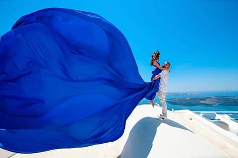 Flying Dress Fotoshooting auf Santorin - ikonische Ansichten (WE DO MAGIC)