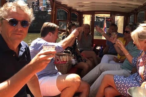 Ámsterdam destaca crucero por el Canal con una bebida