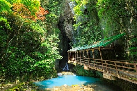 Akiyoshido Kalksteinhöhle Motonosumi Inari Torii Tagestour Fukuoka