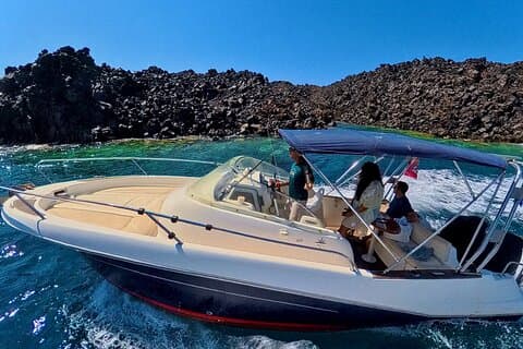 Explorez Santorin et ses merveilles volcaniques avec Alex Private Boat