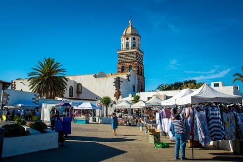 Lanzarote Private DayViaggio al mercato di Teguise e al vulcano LagOmar
