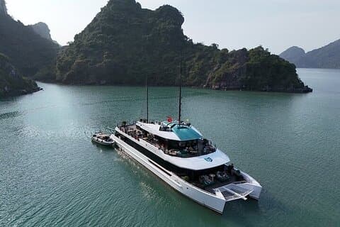 Halong & Lan Ha Bay Catamaran Cruise met Jacuzzi en Waterglijbaan
