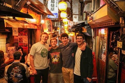Tokyo : Visite privée de Shinjuku - Golden Gai, Saké illimité