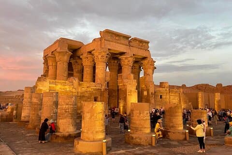 Transfert aller-retour privé de Louxor aux temples Edfou et Kom Ombo