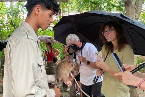 Tour di 2 giorni di Angkor Wat, villaggio galleggiante e centro APOPO