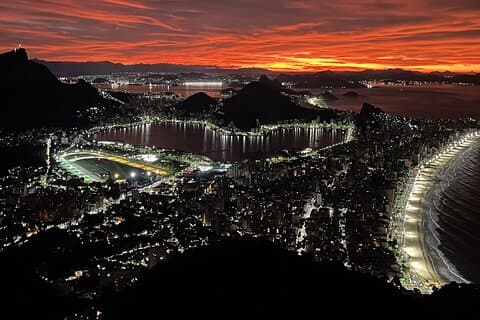 Stien til Dois Irmãos Hill soloppgang eller solnedgang