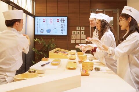 Fabrication de sushis à Nakameguro, Tokyo avec un chef professionnel