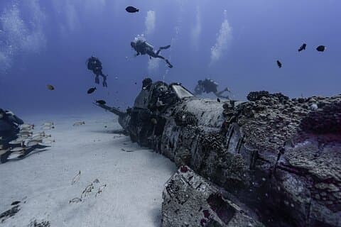 Dois tanques destruídos e mergulho em Oahu