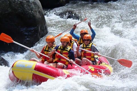 L'esperienza di Ubud con il rafting in acque bianche include il pranzo