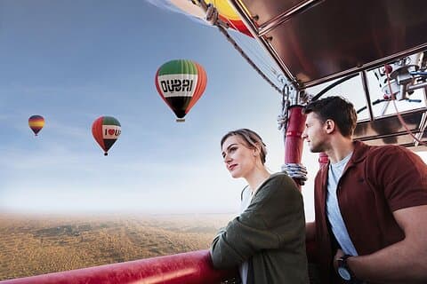 Luksus solopgang ballon flyvning med ørken morgenmad og Falconry