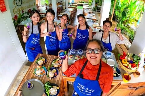 Halvdags thailändsk matlagningskurs på ekologisk gård i Chiang Mai