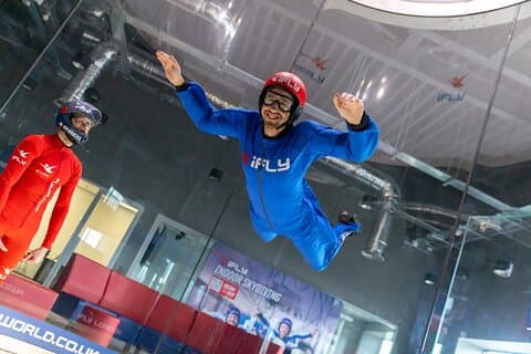 Experiencia de paracaidismo en interiores en iFLY London 2 Vuelos
