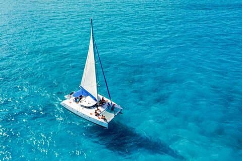 Excursion en catamaran à Isla Mujeres avec plongée en apnée, buffet et bar ouvert