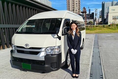 Transfer fra Osaka City Hotels til Kansai Airport 10 - seats van