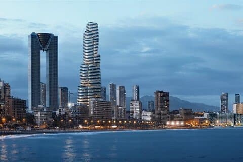 3 timer i Benidorm – en by, der aldrig sover i en premium bil