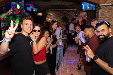 プラハのスポーツバーで2時間無制限のビールポン体験