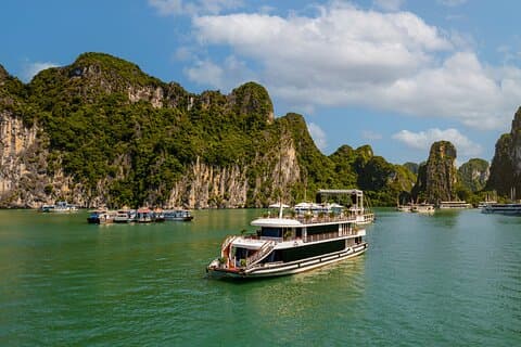 Iris Cruise Halong Bay with Live Music, Jacuzzi and Premium Lunch