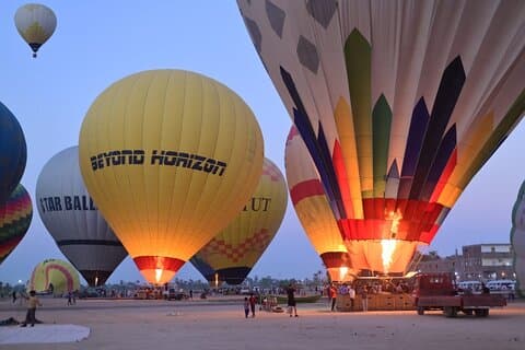 Excursión de lujo de una noche a Luxor desde Hurghada con globo al amanecer