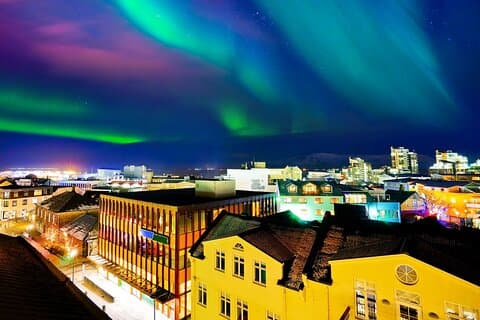 Reykjavik om natten - opplyste landemerker og kystlig sjarm