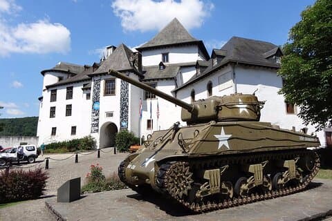 Luxembourg : Visite privée d'une journée des champs de bataille et du château de la Seconde Guerre mondiale + abbaye