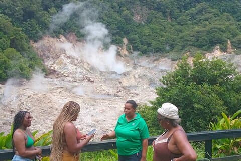 Sulphur Springs Mud Bath Volcano Tour og Waterfall med lunsj