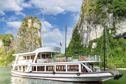 Croisière d'une journée en baie d'Ha Long au départ du port de Tuan Chau