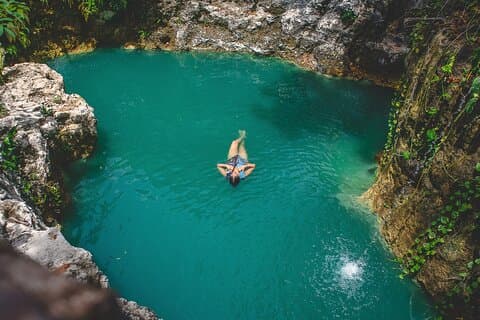 Atividade relaxante em dois cenotes com refeições incluídas.