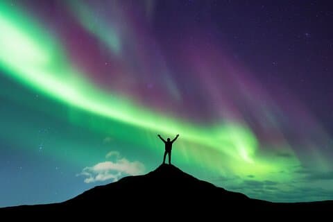 Da Reykjavík l'aurora boreale insegue in uno Sprinter 4x4