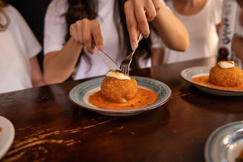 バルセロナ:ゴシック&エルボーン料理ツアー(タパスとワイン付き)