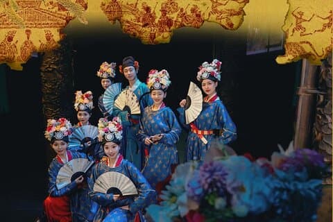 Chinese traditionele dansshow met sichuan banketfeest