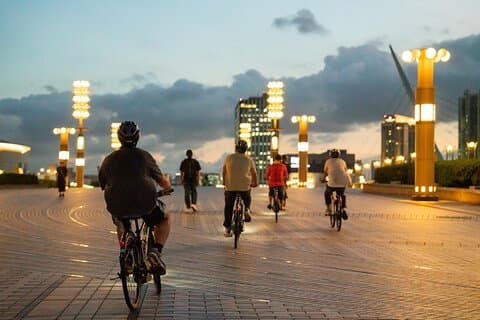 Vista noturna do pôr-do-sol da área da baía de Tóquio 3h Guided Cycling Tour