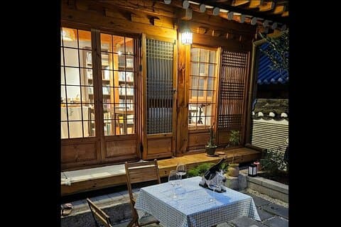Cena in un Hanok locale & Seoul's Night Life