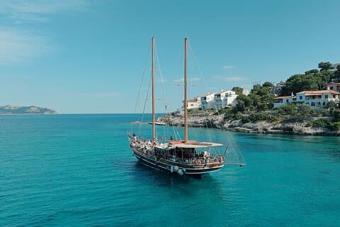 Croisière d’une demi-journée sur la Riviera d’Athènes – Baignade, déjeuner et boissons inclus !