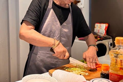 K-Traditionelles Essen und Spiegel mit Koreanischen Großmüttern