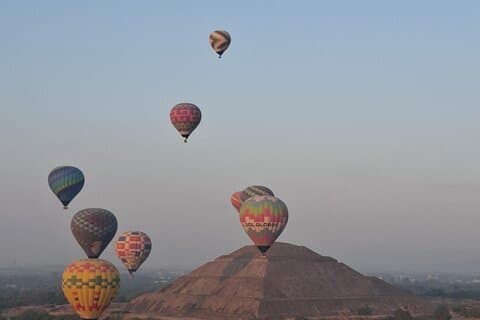 Teotihuacan balloon flight + transportation + cave breakfast.