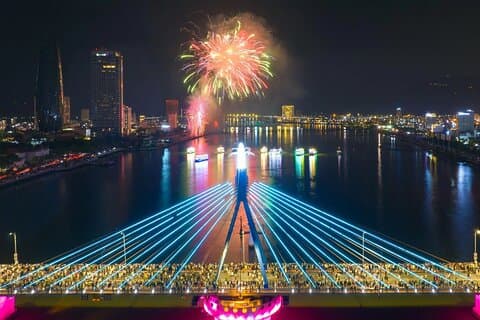 Excursión nocturna privada a Da Nang Explora mercados, vistas y paseo en barco