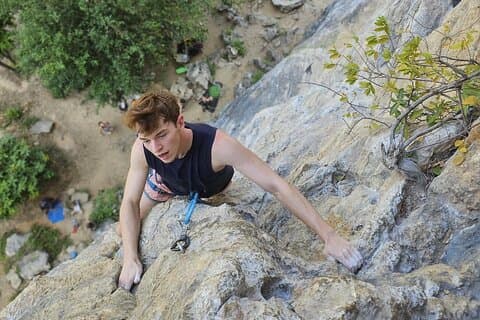 Escalada de Rock Jurássico em Railay Beach de Krabi
