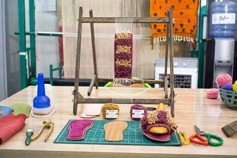 Maak je eigen Marokkaanse sandalen met tapijt weeftechnieken