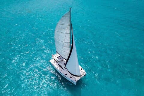 Passeio de catamarã pela Isla Mujeres com mergulho com snorkel e almoço incluídos