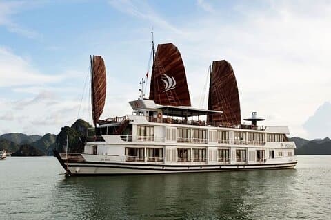 Dal porto di Tuan Chau: 5 - Star 2 - Day Halong Bay Cruise Getaway