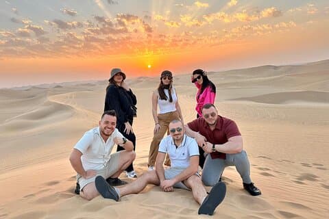 Private Sunrise Desert Safari Tour med Camel ride og Sandboarding
