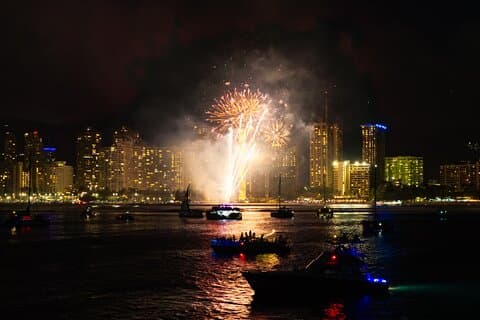 Crucero privado de lujo con fuegos artificiales al atardecer a bordo ilimitado